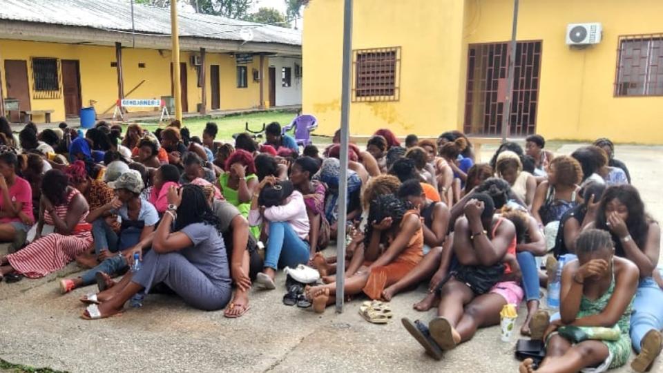 Gabon Femmes Et Hommes Interpell S Pour Violation Du Couvre