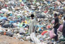 Image d'archives d'enfants fouillant la décharge de Mindoubé