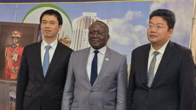 Le ministre du Pétrole et du Gaz Marcel Abeke (au milieu), le Directeur général adjoint du Département des investissements étrangers, Zhang Huanteng et l’ambassadeur de Chine au Gabon, Zhou Ping (à droite) © D.R.