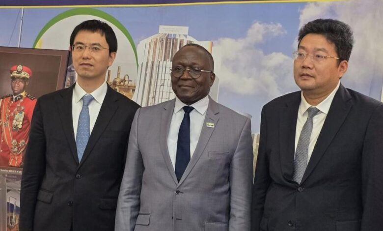 Le ministre du Pétrole et du Gaz Marcel Abeke (au milieu), le Directeur général adjoint du Département des investissements étrangers, Zhang Huanteng et l’ambassadeur de Chine au Gabon, Zhou Ping (à droite) © D.R.